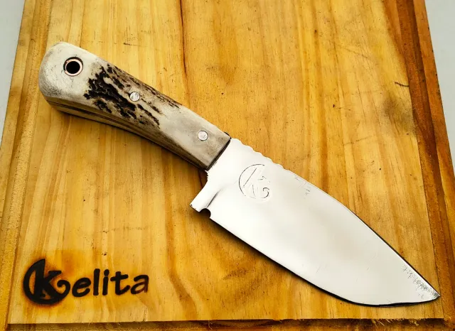 Cuchillo estilo bowie en acero onix encabado en asta de ciervo