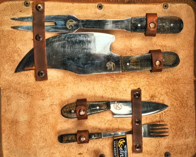 Set parrillero en estuche de cuero baqueta