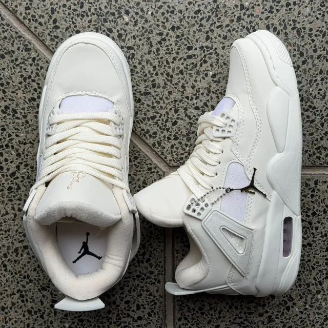 JORDAN RETRO 4