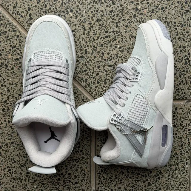 JORDAN RETRO 4