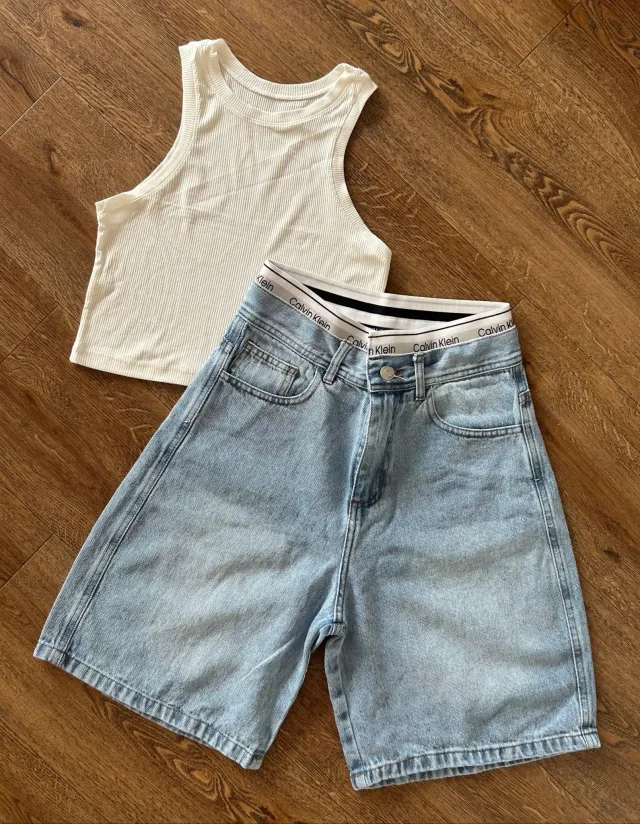 Short de jean celeste con cintura de elástico blanco
