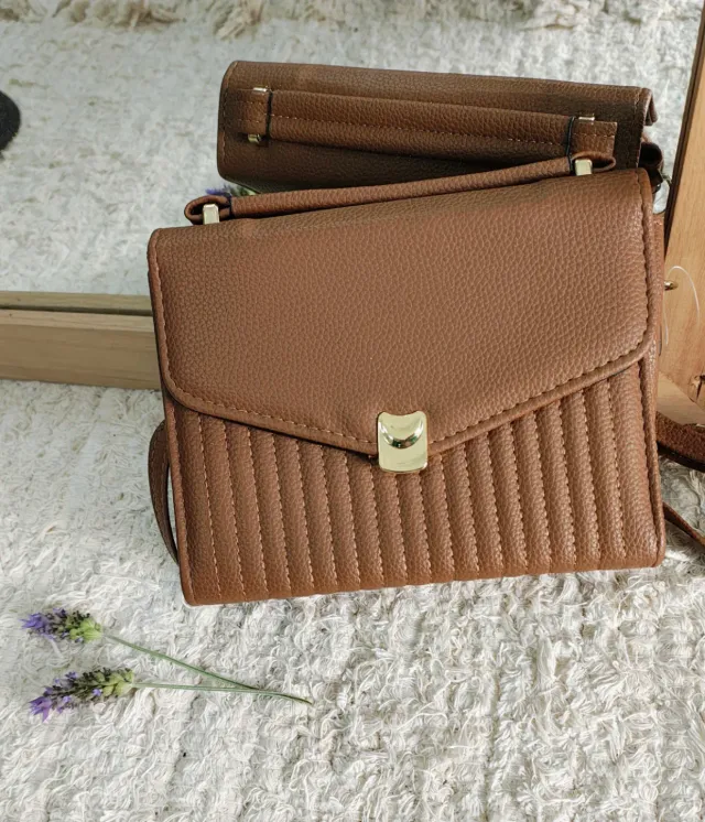 Cartera con tira regulable