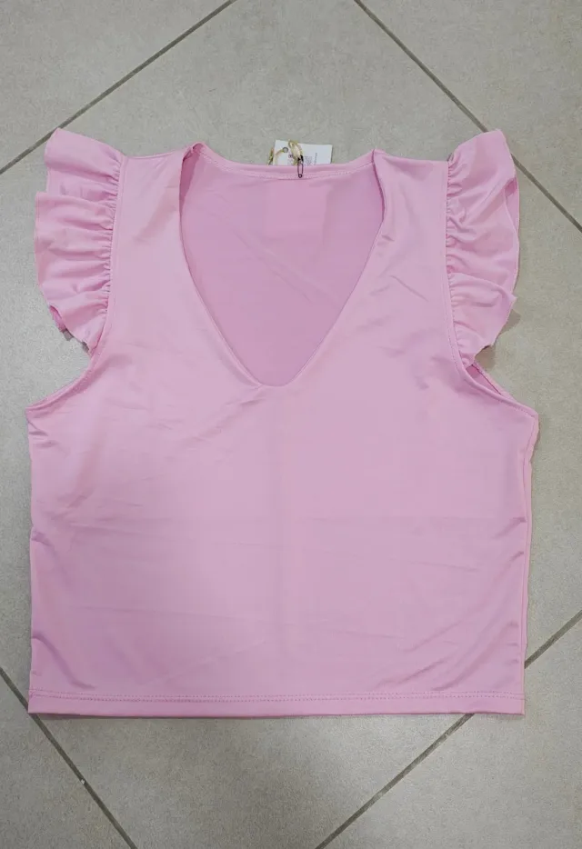 Remera en lycra, escote y bolados