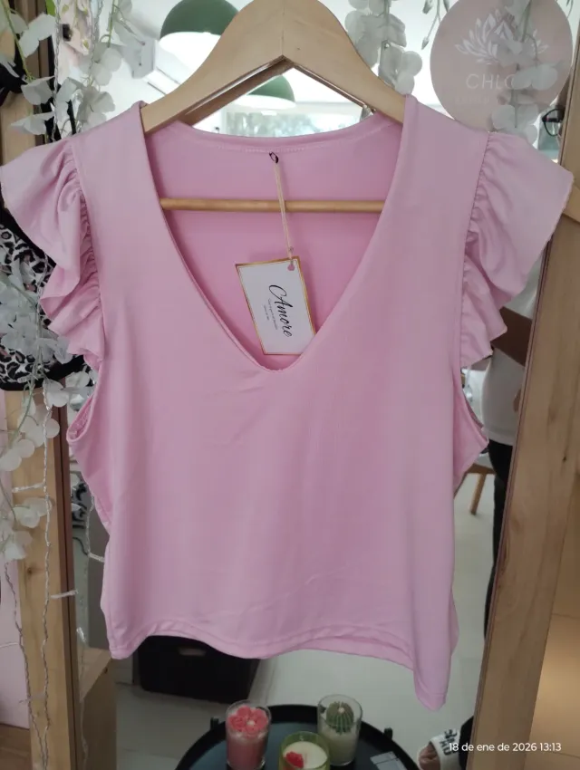 Remera en lycra, escote y bolados 2