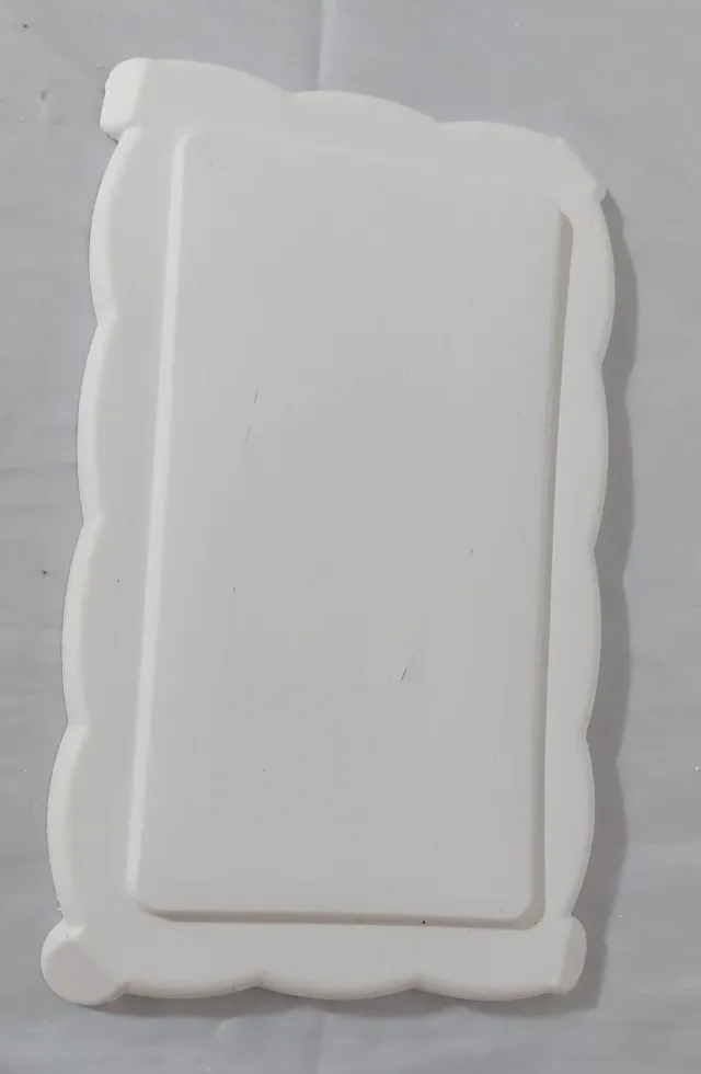 Bandeja rectangular de yeso. Medidas22 de largo x 13 ancho.