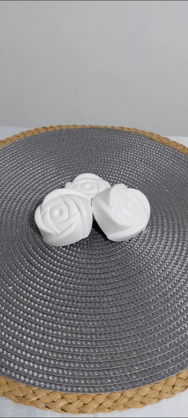 Rosas de yeso, crudo . Medidas 6 x 6