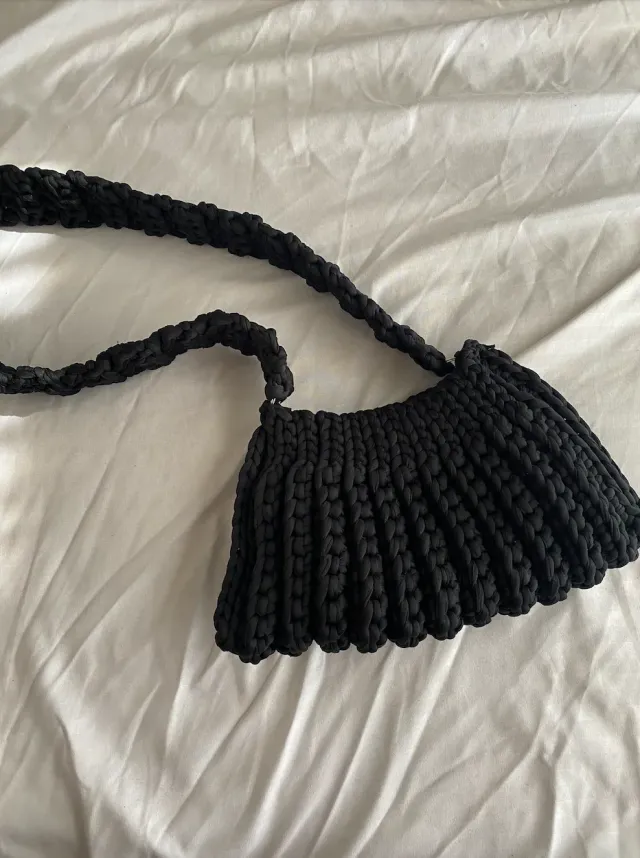 Cartera de hombro tejida con puntos gruesos