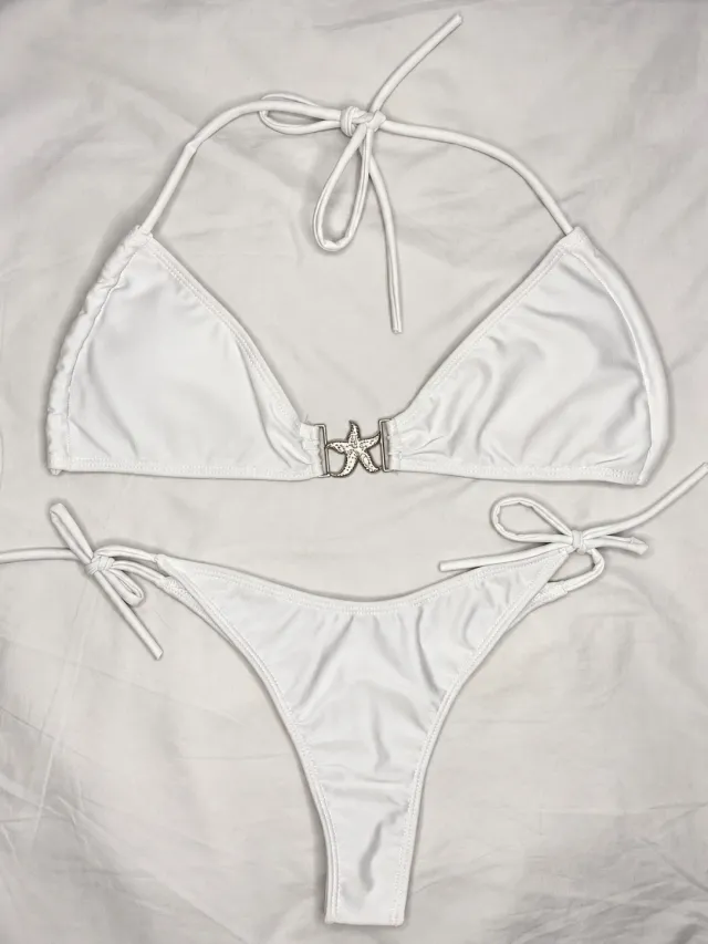 Bikini triangulo blanco con broche de estrella