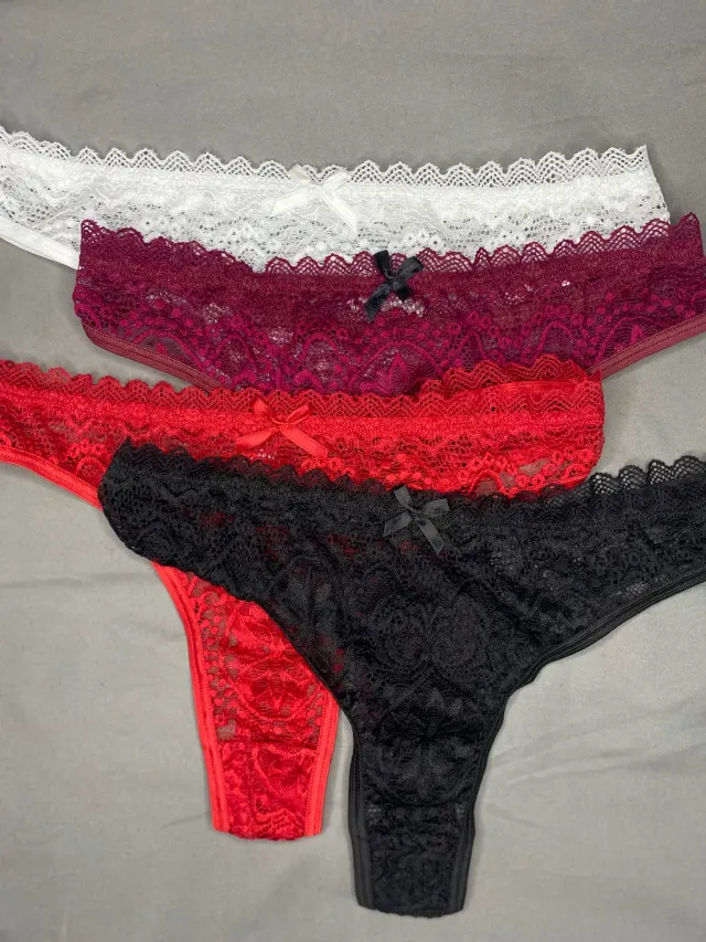 Tangas de encaje con moño en blanco, bordo, rojo y negro