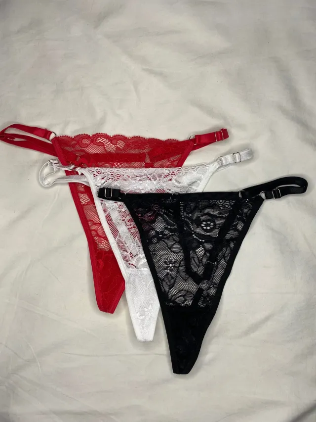 Tangas de encaje en rojo, blanco y negro 2