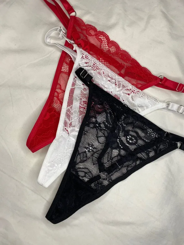 Tangas de encaje en rojo, blanco y negro