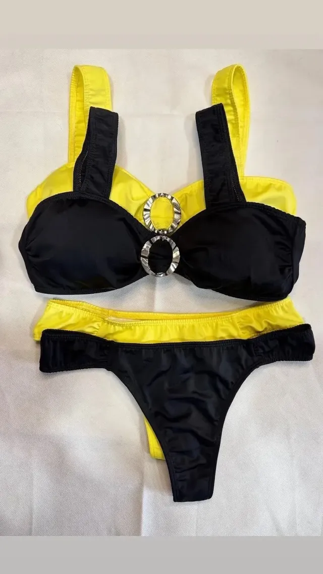 Bikini negra y amarilla con aros plateados
