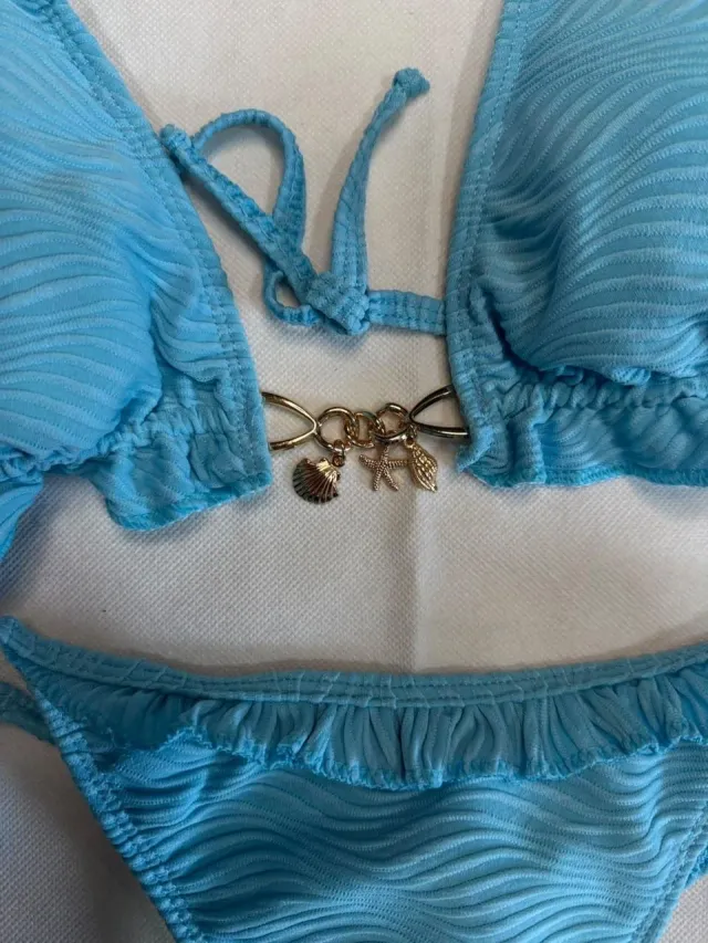 Bikini celeste con textura de olas 2