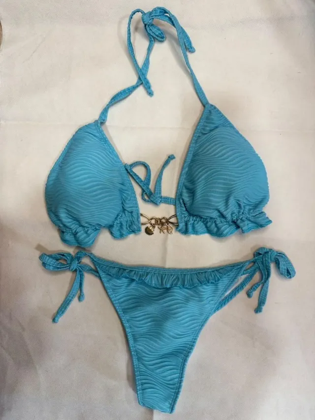 Bikini celeste con textura de olas
