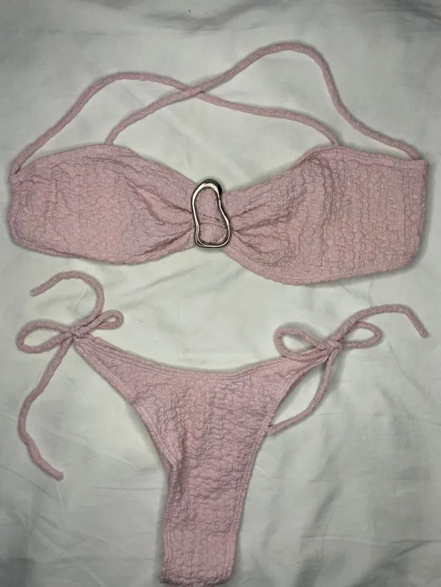 Bikini rosa texturada con aro plateado y tiras para atar