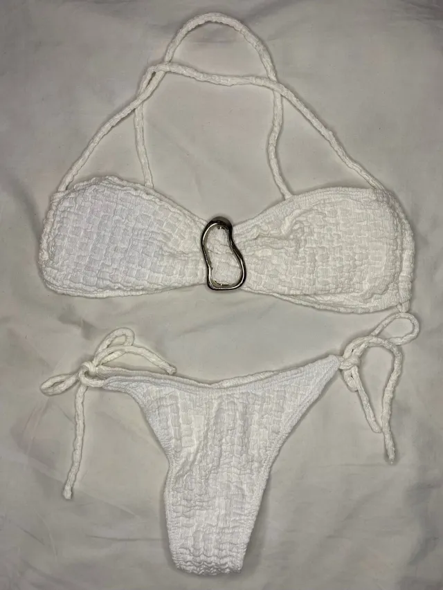 Bikini rosa texturada con aro plateado y tiras para atar 2