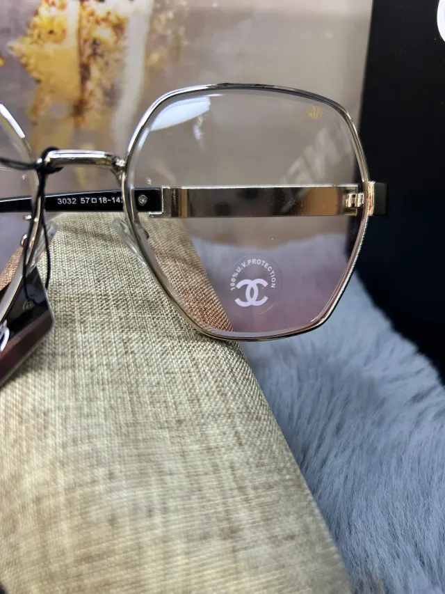 Channel ,Lentes de armazón metálico de forma geométrica