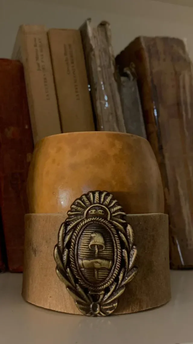 Mate con base Escudo nacional