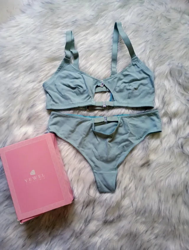 Conjunto YEWEL deportivo de algodón y Lycra, doble tela en corpiño.  T.90