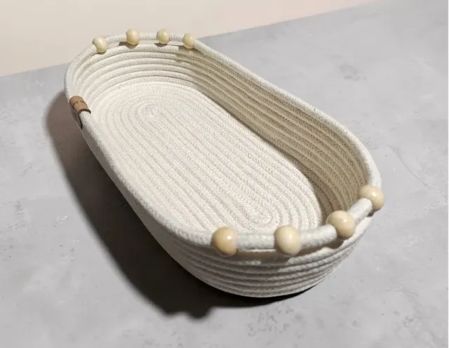 Cesta Ovalada con bolitas de madera