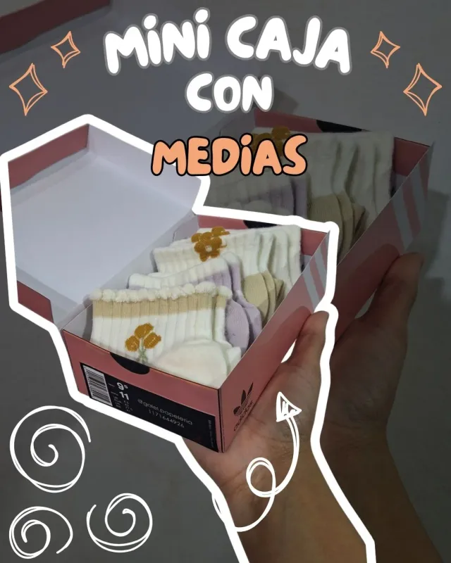 Caja de zapatillas con 4 pares de medias. Soquete alto.