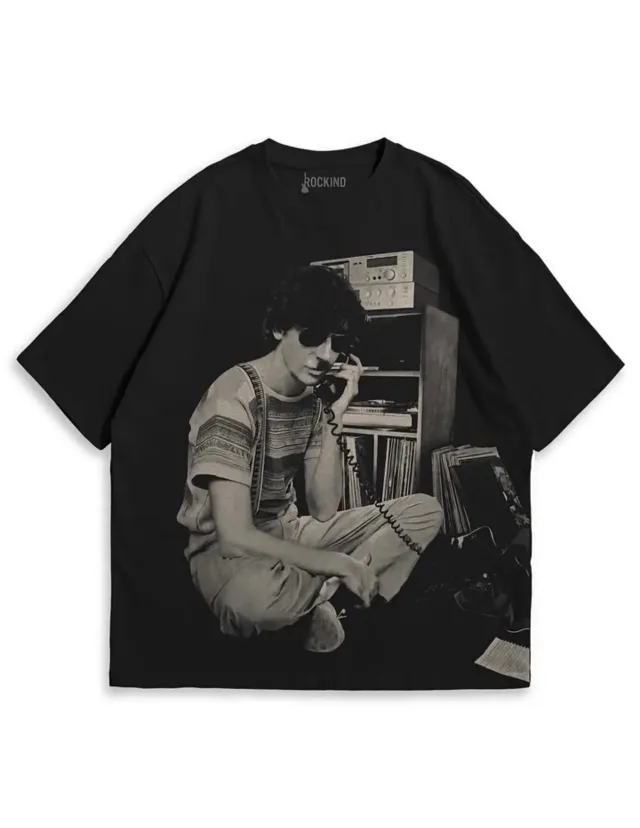 Remera Charly sentado