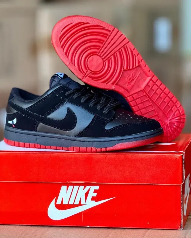 SB DUNK NEGRO Y ROJO