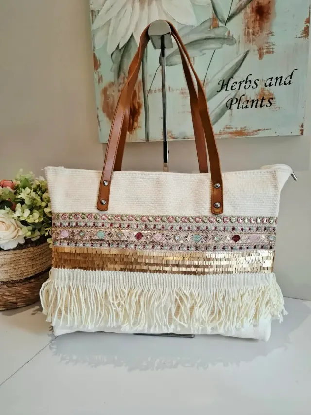 Bolso Indu diseño horizontal simple beige con flecos y apliques dorados