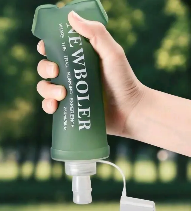 Botella blanda plegable verde Newboler para trail running 2