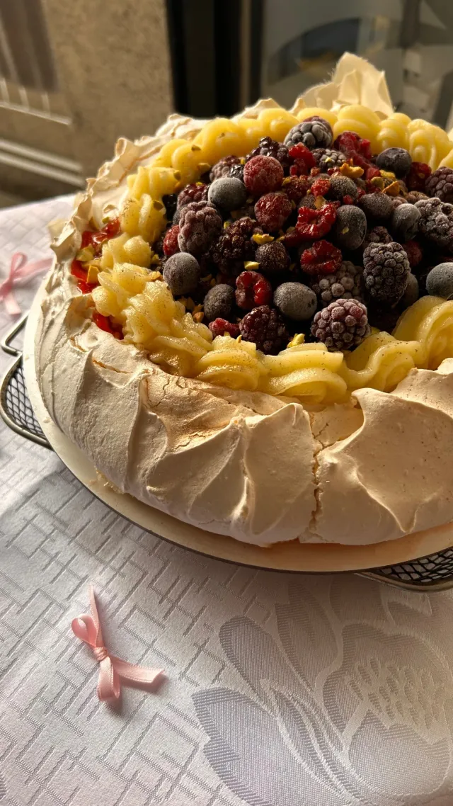 Pavlova con crema pastelera y frutos rojos 3