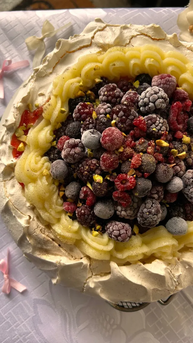 Pavlova con crema pastelera y frutos rojos 2