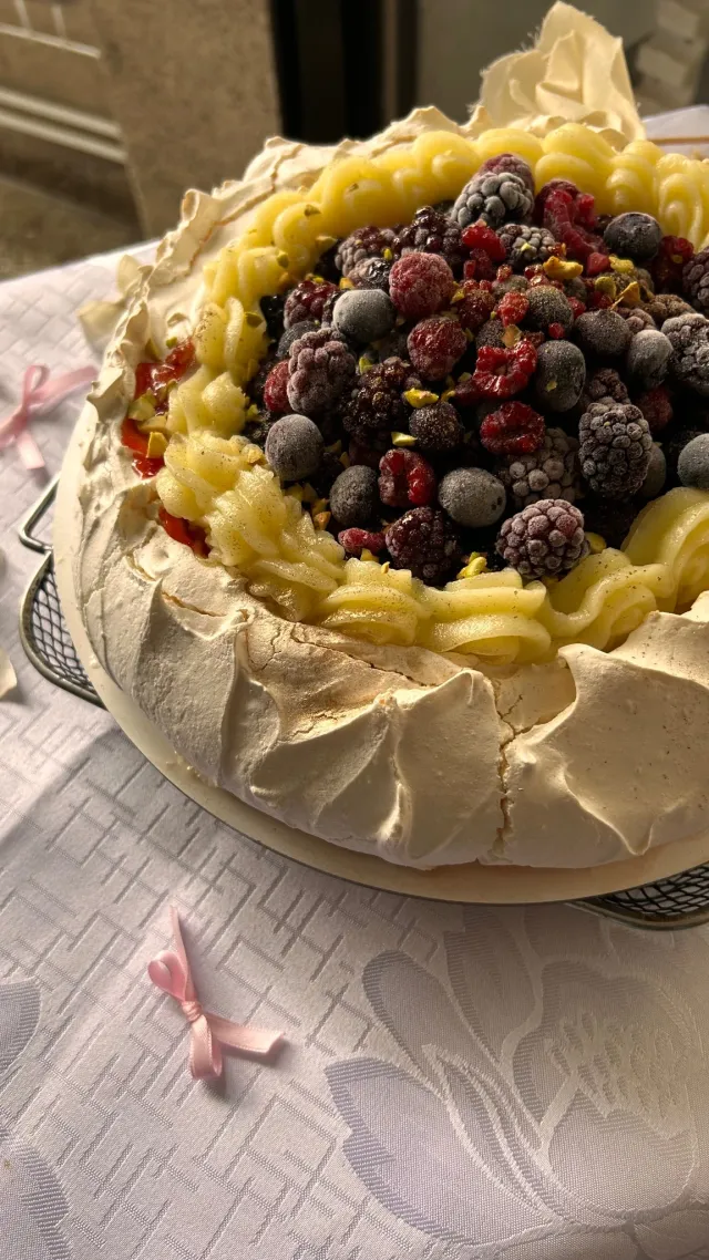Pavlova con crema pastelera y frutos rojos