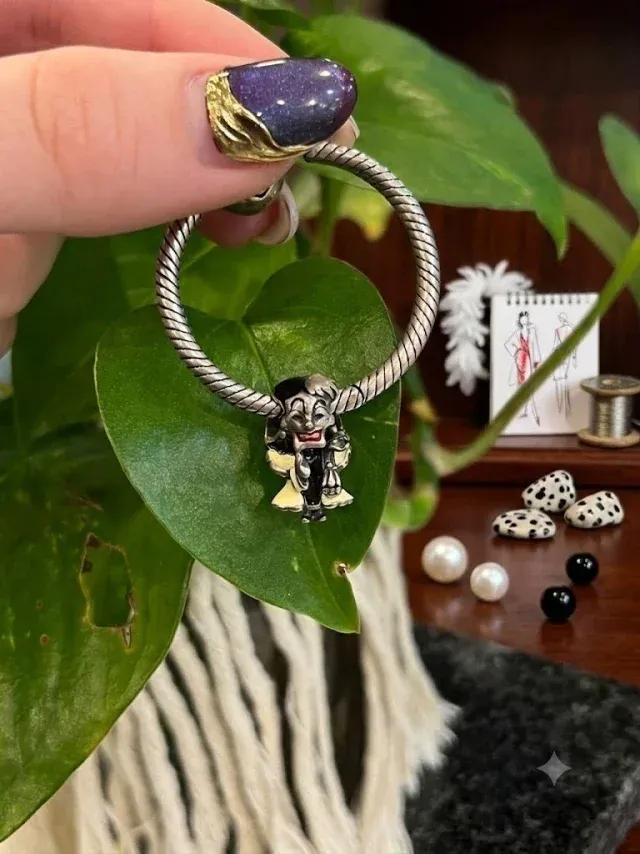 Charm Cruella de Vil