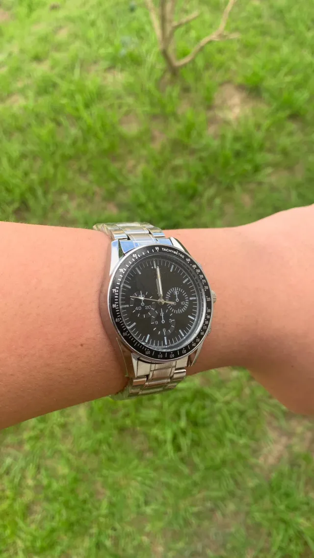 Reloj cronógrafo con brazalete metálico plateado y esfera negra 2