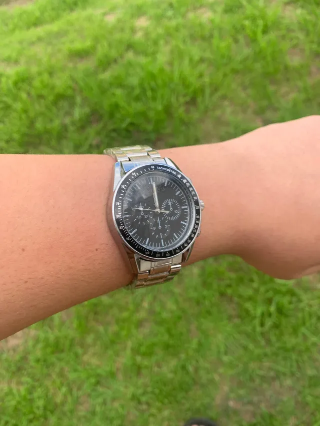 Reloj cronógrafo con brazalete metálico plateado y esfera negra 2