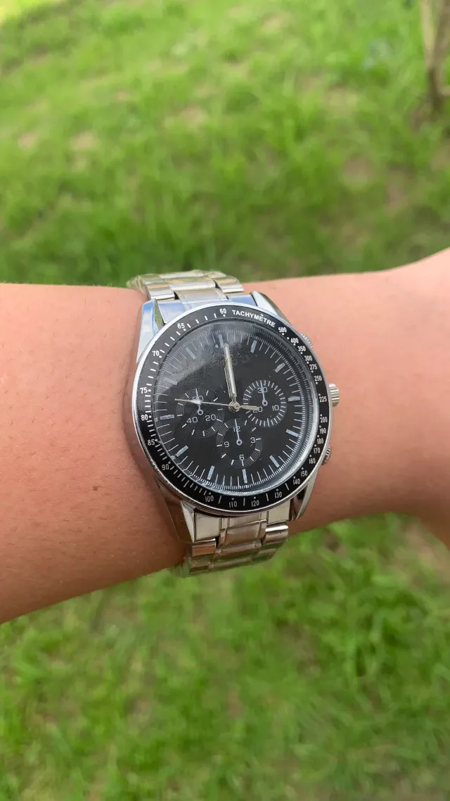Reloj cronógrafo con brazalete metálico plateado y esfera negra