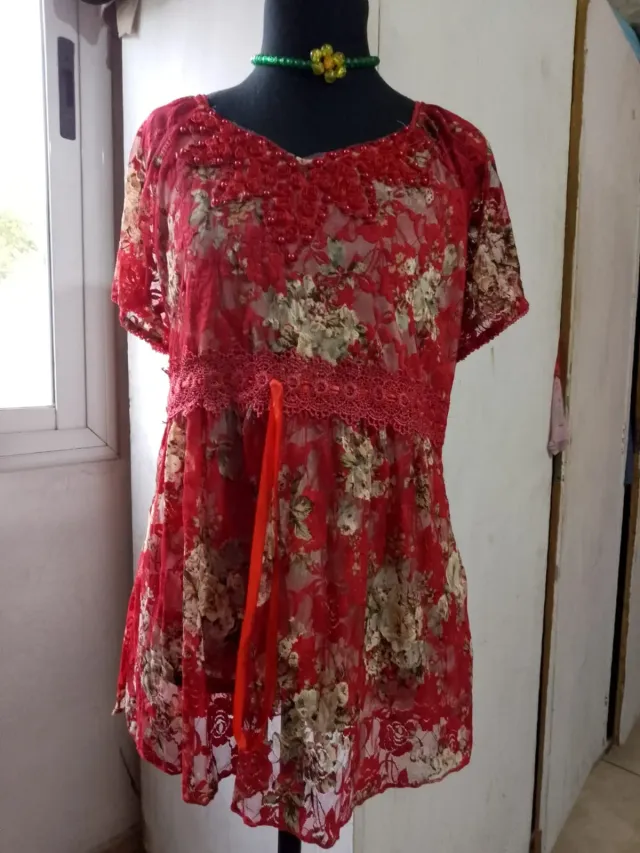 Blusa de encaje floreado rojo con forro talle M
