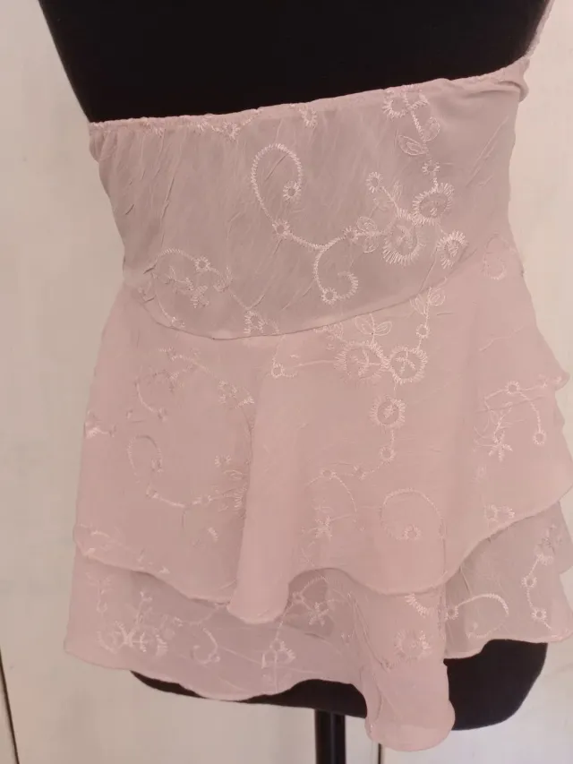 Blusa espalda descubierta con encaje y volados estilo Marilin rosa 3