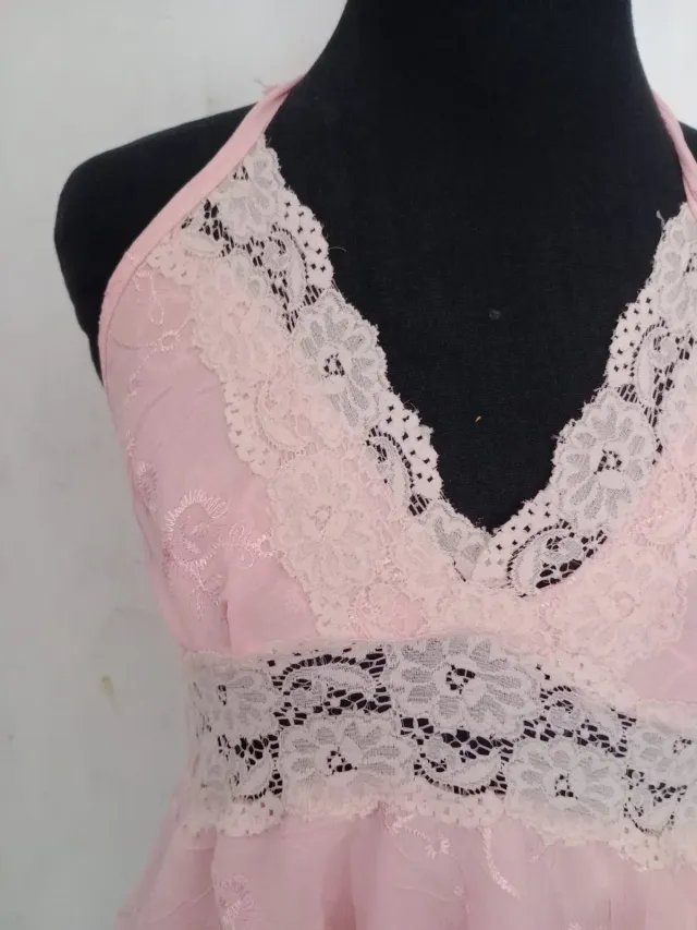 Blusa espalda descubierta con encaje y volados estilo Marilin rosa 2