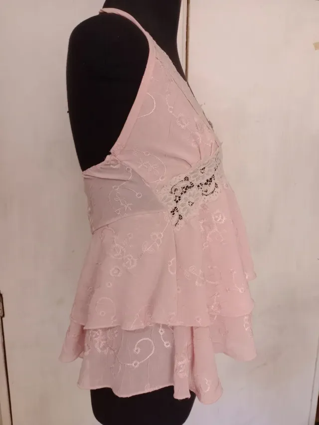 Blusa espalda descubierta con encaje y volados estilo Marilin rosa 5