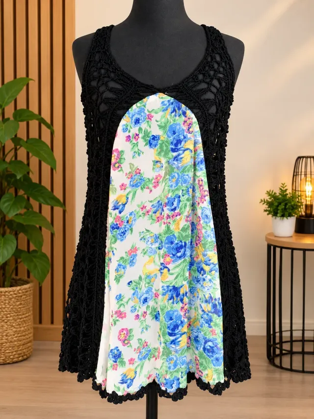Blusa con crochet negra y panel floral