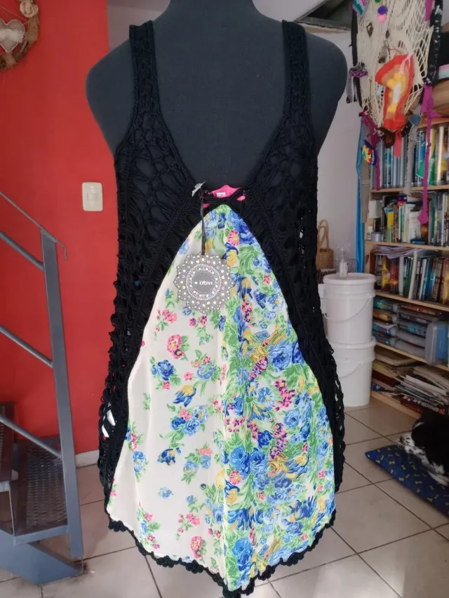 Blusa con crochet negra y panel floral 2