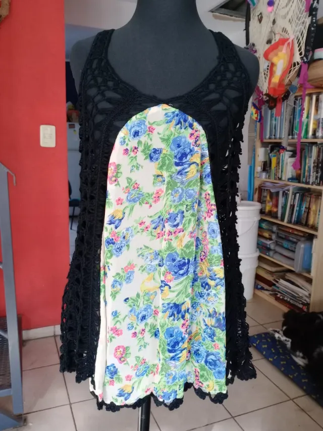 Blusa con crochet negra y panel floral 3