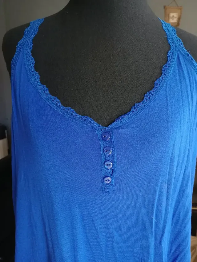 Musculosa con Puntilla y botones 2