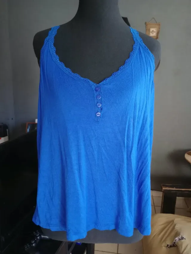 Musculosa con Puntilla y botones