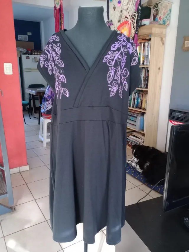 Vestido cruzado de modal pintado a mano