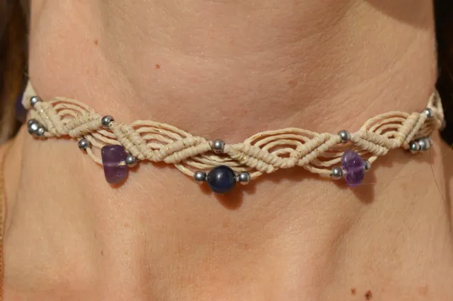 Chocker tejido con escallas