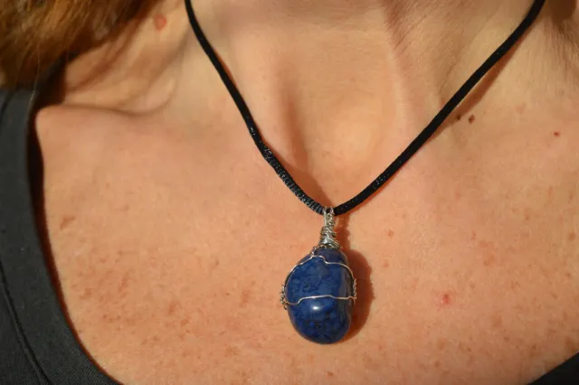 Collar de piedra engarzado con alambre