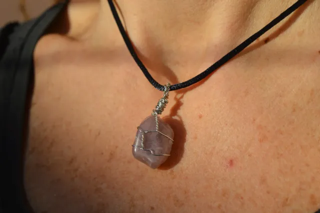 Collar de piedra engarzado con alambre 2