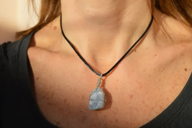 Collar de piedra engarzado con alambre 3